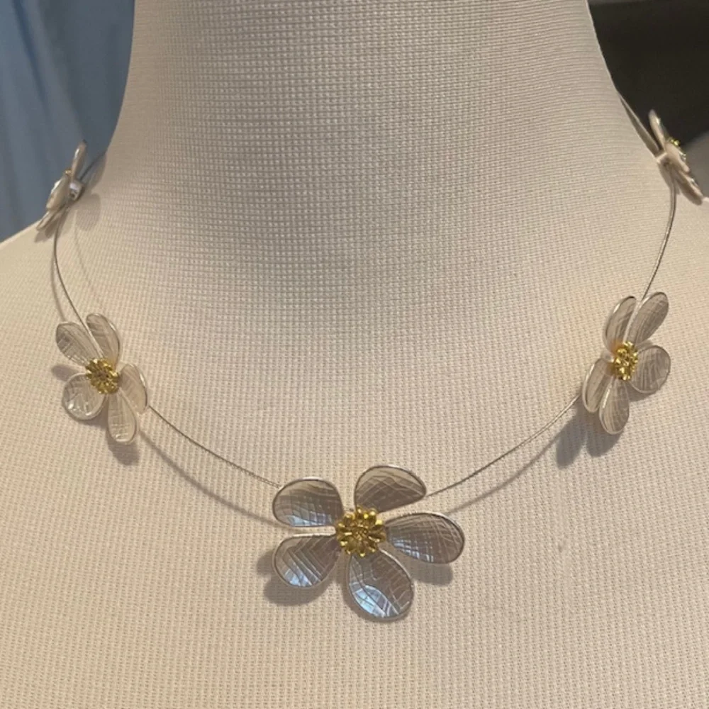 Pretty flower station necklace, NEW WITH TAGS